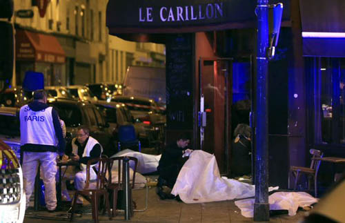 بالصور والفيديو: أكثر من 140 قتيلًا في باريس وهولاند يعلن حربا &rsquo;بلا هوادة&rsquo; على الارهاب