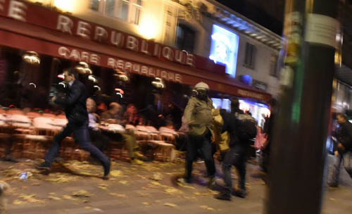 بالصور والفيديو: أكثر من 140 قتيلًا في باريس وهولاند يعلن حربا &rsquo;بلا هوادة&rsquo; على الارهاب