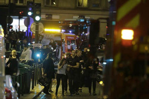 بالصور والفيديو: أكثر من 140 قتيلًا في باريس وهولاند يعلن حربا &rsquo;بلا هوادة&rsquo; على الارهاب