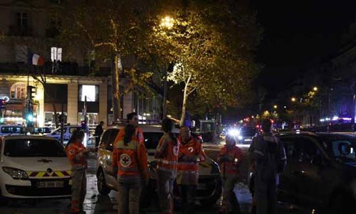 بالصور والفيديو: أكثر من 140 قتيلًا في باريس وهولاند يعلن حربا &rsquo;بلا هوادة&rsquo; على الارهاب