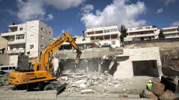 قوات الاحتلال تفجر عدداً من منازل منفذي عمليات الطعن