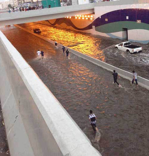 بالصور والفيديو: &rsquo;#جدة_تغرق&rsquo; .. السعوديون يغردون وينتقدون وعودا بإعمار البنى التحتية منذ 37 عاماً