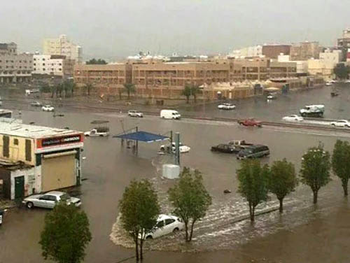 بالصور والفيديو: &rsquo;#جدة_تغرق&rsquo; .. السعوديون يغردون وينتقدون وعودا بإعمار البنى التحتية منذ 37 عاماً