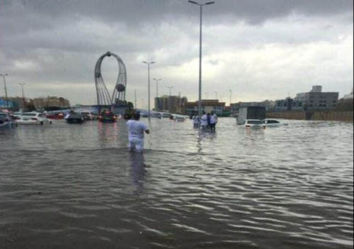 بالصور والفيديو: &rsquo;#جدة_تغرق&rsquo; .. السعوديون يغردون وينتقدون وعودا بإعمار البنى التحتية منذ 37 عاماً