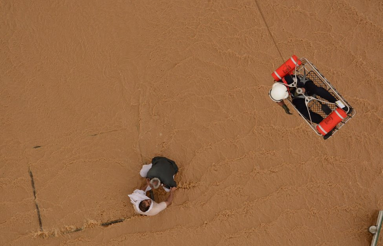 السعودية: سيول جدة تقتل 12 شخصًا حتى الآن