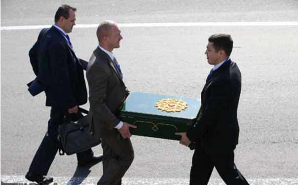 ماذا يوجد بالصندوق الاخضر الذي جلبه بوتين معه الى طهران؟

