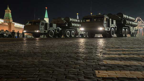 روسيا تبدأ توريد &rsquo;إس-300&rsquo; لإيران.. وترفع الحظر على تزويدها بمعدات تخصيب اليورانيوم