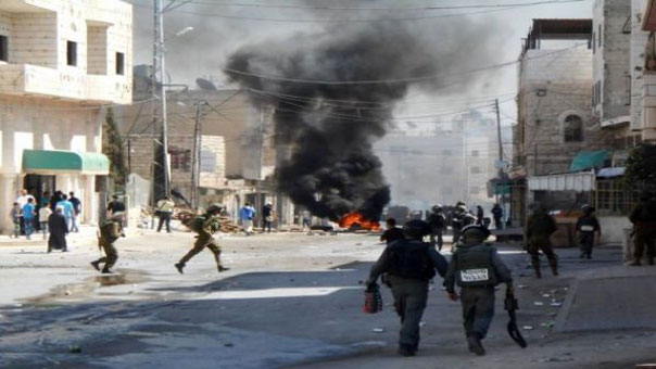 جيش الاحتلال يغلق طرق شمالي غربي القدس ويقمع مسيرة سلمية في كفر قدوم