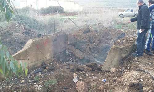 بالصور: العدو الصهيوني يفجر جهاز تجسس بعبوتين ناسفتين اثناء قيام جرافة بأشغال على طريق سهل الخيام - برج الملوك