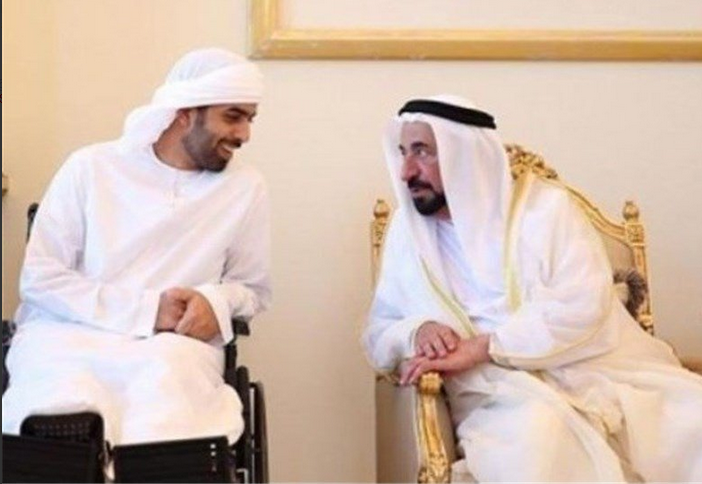 الإمارات: نجل حاكم إمارة رأس الخيمة يظهر فاقدًا رجليه بعد مشاركته في العدوان على اليمن