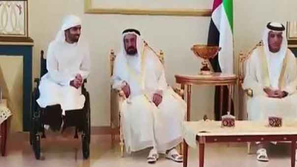 الإمارات: نجل حاكم إمارة رأس الخيمة يظهر فاقدًا رجليه بعد مشاركته في العدوان على اليمن