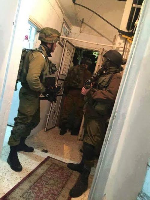 الاحتلال يخطر بهدم منازل 3 شهداء.. واعتقال أكثر من 20 فلسطينياً خلال مداهمات واسعة بالضفة الغربية