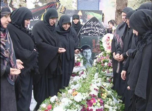 وفود وأكاليل ورود عند ضريح القائد حسان اللقيس في الذكرى الثانية لاستشهاده