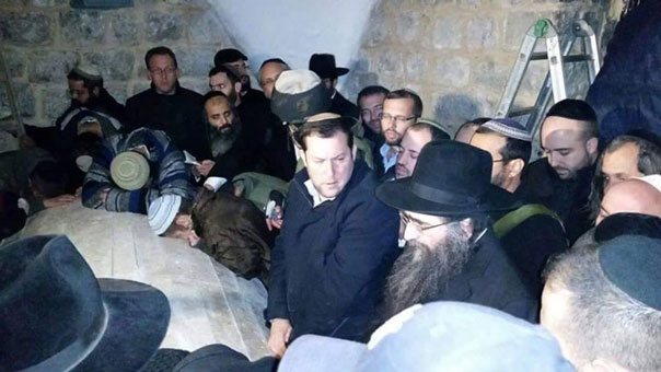 مستوطنون يقتحمون &rsquo;قبر يوسف&rsquo; في نابلس.. وحملة مداهمات لمنازل في الصفة والقدس