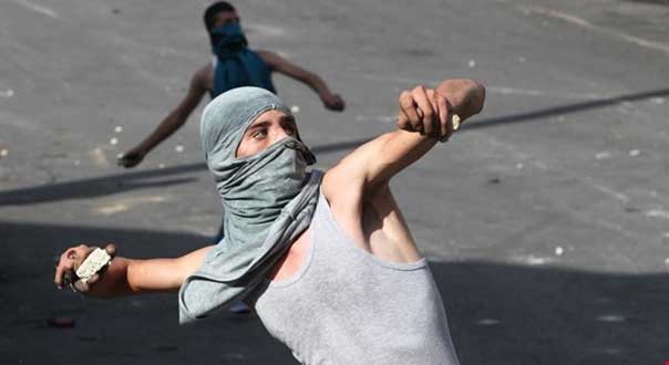 إصابات في صفوف المتظاهرين الفلسطينيين وشهيد برصاص الإحتلال قرب سلواد بالضفة