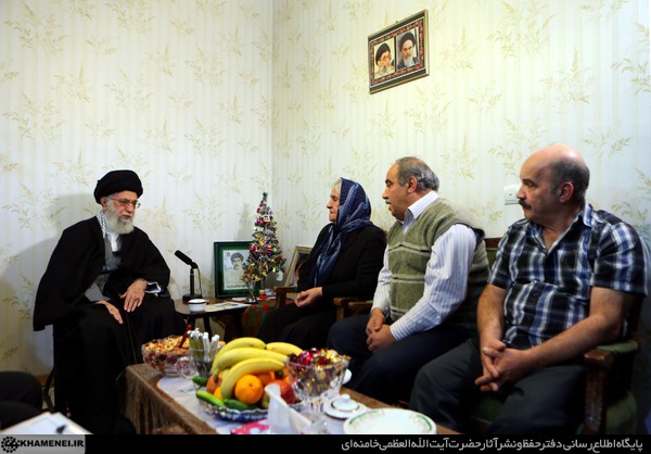 بالصور: الامام الخامنئي يزور عائلة شهيد مسيحي: الشهداء فخر للبلاد بأكملها