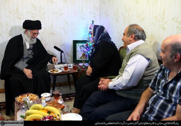 بالصور: الامام الخامنئي يزور عائلة شهيد مسيحي: الشهداء فخر للبلاد بأكملها