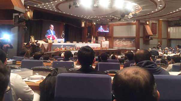 جامعة المصطفى العالمية تكرم آية الله الشيخ عيسى قاسم بحضور 700 شخصية دينية وسياسية