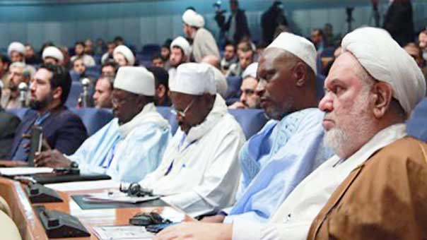 جامعة المصطفى العالمية تكرم آية الله الشيخ عيسى قاسم بحضور 700 شخصية دينية وسياسية