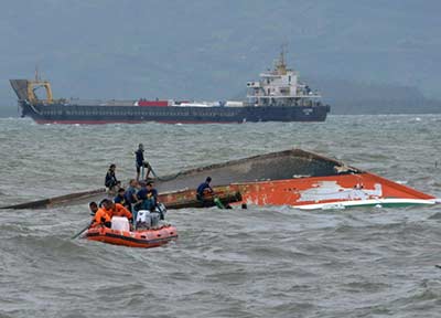مأساة البحر تتواصل: مصرع عشرة اشخاص بغرق عبارة في النيل شمال مصر