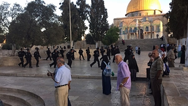 مواجهات واقتحامات للمسجد الأقصى واندلاع حرائق على أبواب المصلى القبلي