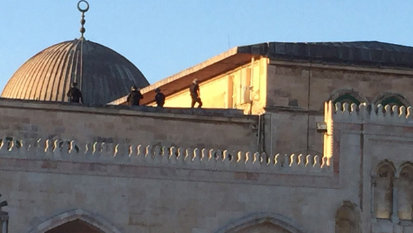 مواجهات واقتحامات للمسجد الأقصى واندلاع حرائق على أبواب المصلى القبلي