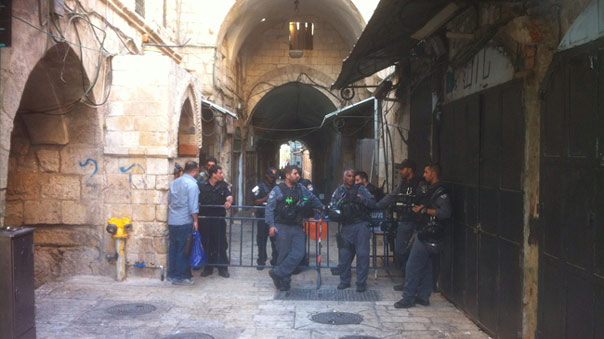 مواجهات واقتحامات للمسجد الأقصى واندلاع حرائق على أبواب المصلى القبلي