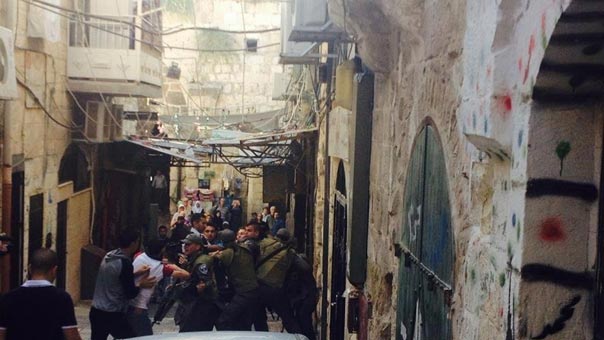 الاعتداءات الصهيونية على الاقصى مستمرة بالتزامن مع سلسلة غارات على غزة