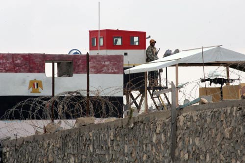 الجيش المصري يؤكد مقتل 61 وضبط 10 ’تكفيريين’ في عملية أمنية بسيناء