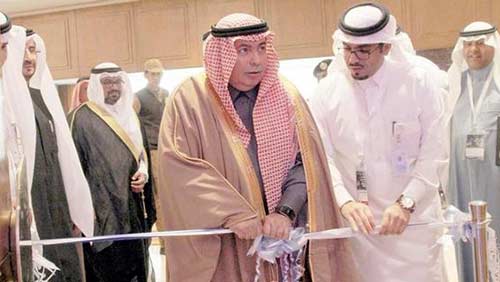 بالصور: غاب &rsquo;المقص&rsquo; في مؤتمر بالرياض فقصوا الشريط باليد!!