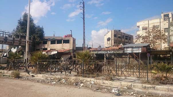 مدنيون يعودون إلى منازلهم بحي القدم جنوبي دمشق بعد نزوح دام سنوات أربع