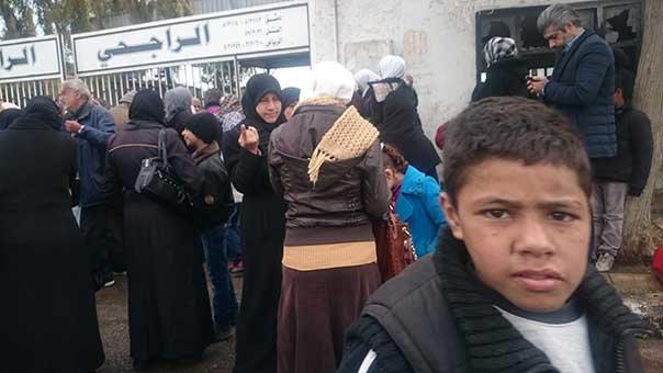 مدنيون يعودون إلى منازلهم بحي القدم جنوبي دمشق بعد نزوح دام سنوات أربع