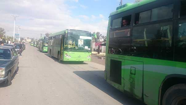 مدنيون يعودون إلى منازلهم بحي القدم جنوبي دمشق بعد نزوح دام سنوات أربع