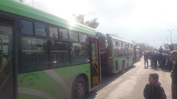 مدنيون يعودون إلى منازلهم بحي القدم جنوبي دمشق بعد نزوح دام سنوات أربع