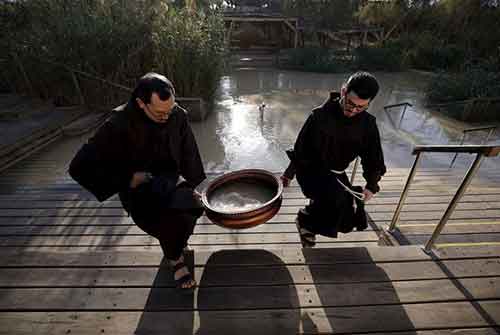 المسيحيون الفلسطينيون يتحدّون إجراءات الاحتلال بالوصول إلى نهر الأردن