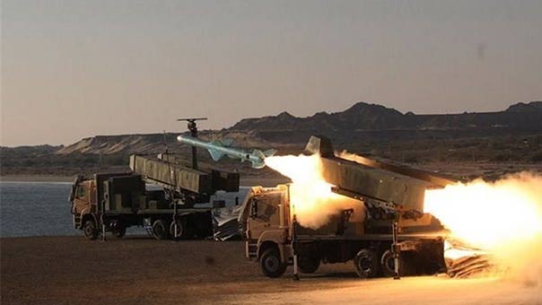 البحرية الإيرانية توجه إنذارًا لمقاتلة وبارجة أميركيتين اقتربتا من منطقة مناورات &rsquo;الولاية 94&rsquo; وتجبرهما على الانسحاب