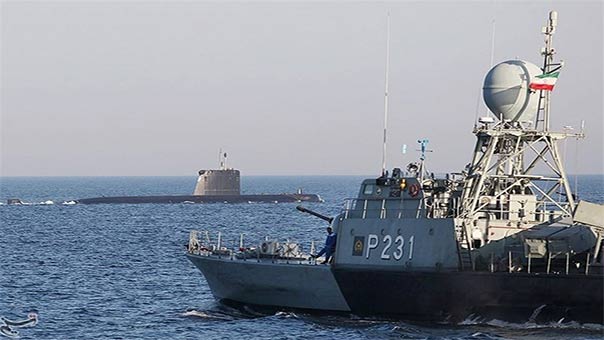 البحرية الإيرانية توجه إنذارًا لمقاتلة وبارجة أميركيتين اقتربتا من منطقة مناورات &rsquo;الولاية 94&rsquo; وتجبرهما على الانسحاب