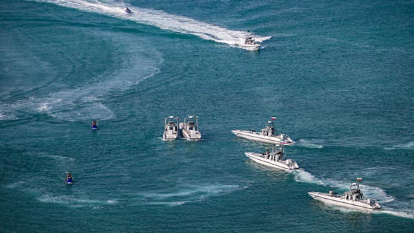 مناورة ’الولاية ٩٤’ للبحرية الايرانية في يومها الثالث: الاعلان عن صواريخ كروز ’نور’ وتصوير حاملة طائرات أميركية