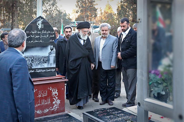 بالصور- الإمام الخامنئي يزور مرقد الإمام الخميني&rsquo;قده&rsquo; وقبور الشهداء