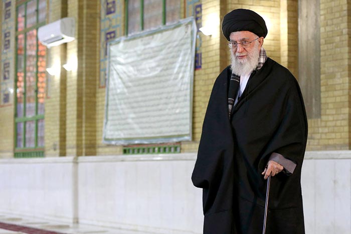 بالصور- الإمام الخامنئي يزور مرقد الإمام الخميني&rsquo;قده&rsquo; وقبور الشهداء