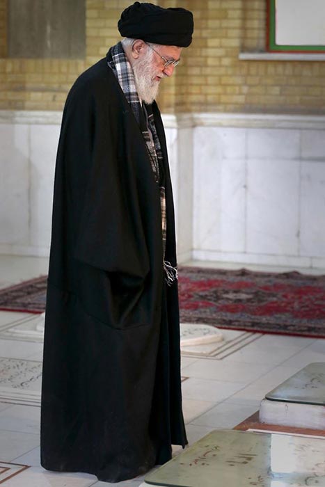 بالصور- الإمام الخامنئي يزور مرقد الإمام الخميني&rsquo;قده&rsquo; وقبور الشهداء