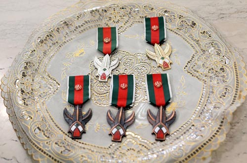 بالصور: الإمام الخامنئي يمنح وسام ’الفتح’ لقادة حرس الثورة الذين اعتقلوا البحارة الأميركيين