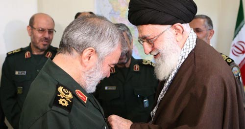 بالصور: الإمام الخامنئي يمنح وسام ’الفتح’ لقادة حرس الثورة الذين اعتقلوا البحارة الأميركيين