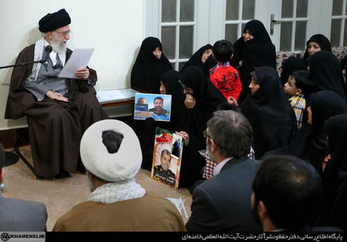 بالصور: الإمام الخامنئي يستقبل عوائل الشهداء المدافعين عن العتبات المقدسة