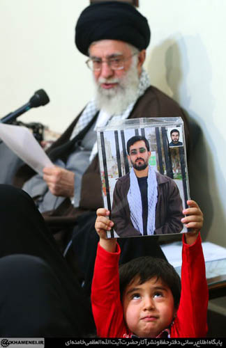 بالصور: الإمام الخامنئي يستقبل عوائل الشهداء المدافعين عن العتبات المقدسة