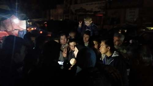 وصول قافلة الى بلدتي نبل والزهراء بريف حلب تقل عشرات المهجرين السوريين