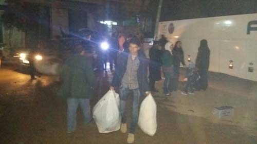 وصول قافلة الى بلدتي نبل والزهراء بريف حلب تقل عشرات المهجرين السوريين