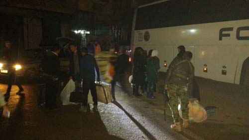 وصول قافلة الى بلدتي نبل والزهراء بريف حلب تقل عشرات المهجرين السوريين