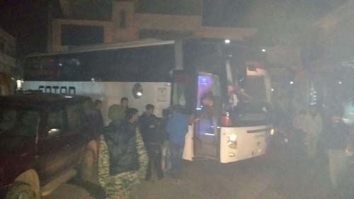 وصول قافلة الى بلدتي نبل والزهراء بريف حلب تقل عشرات المهجرين السوريين