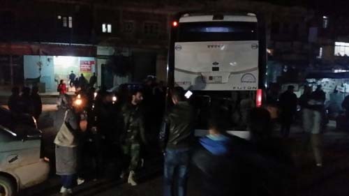 وصول قافلة الى بلدتي نبل والزهراء بريف حلب تقل عشرات المهجرين السوريين